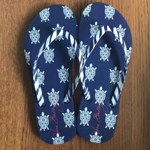 Vera Bradley women’s turtle pattern flip flops